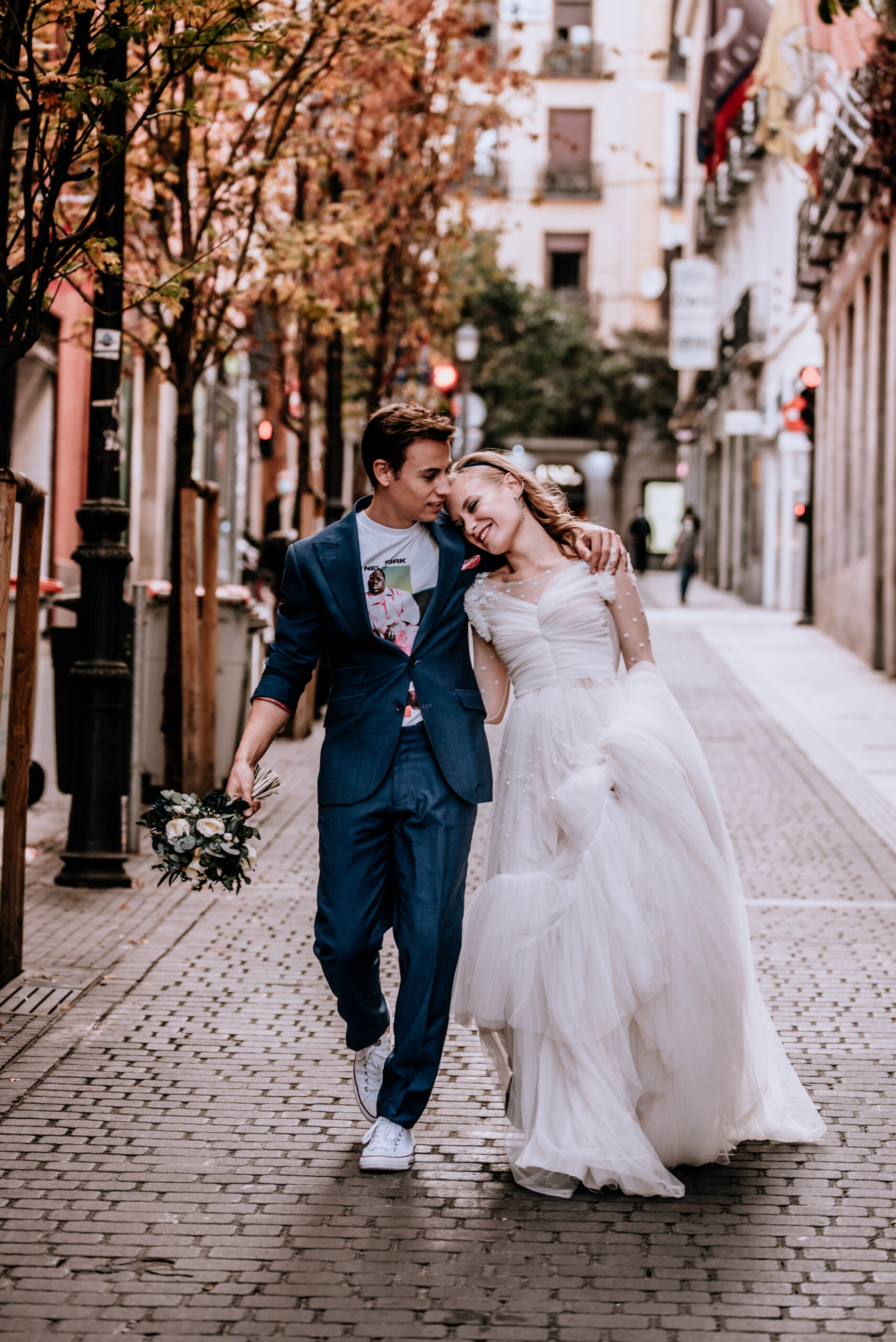 pareja de recién casados en el centro de Madrid